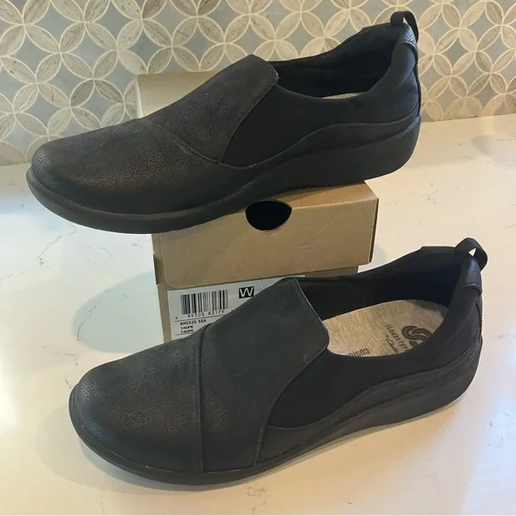 NEW! Clarks Shoes Cloudsteppers Slip On Black Leather Round Toe Loafers 8M - Picture 1 of 11